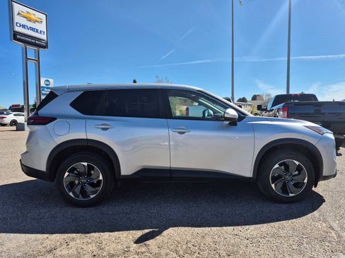 Used 2025 Nissan Rogue SV image 2