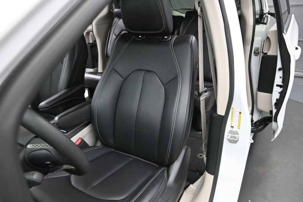 Used 2024 Chrysler Pacifica Touring-L FWD image 13