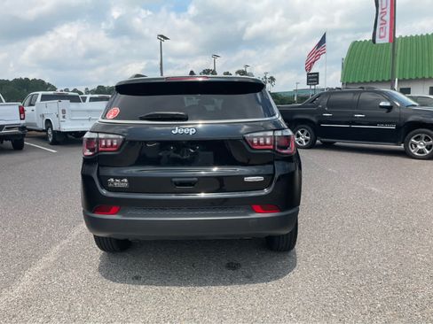 Used 2024 Jeep Compass Latitude AWD/4WD image 6
