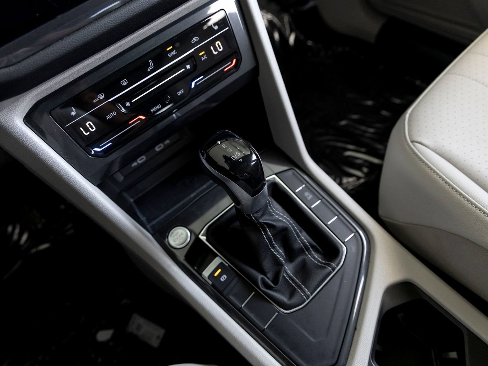Used 2023 Volkswagen Tiguan SE w/ Panoramic Sunroof Package FWD image 16