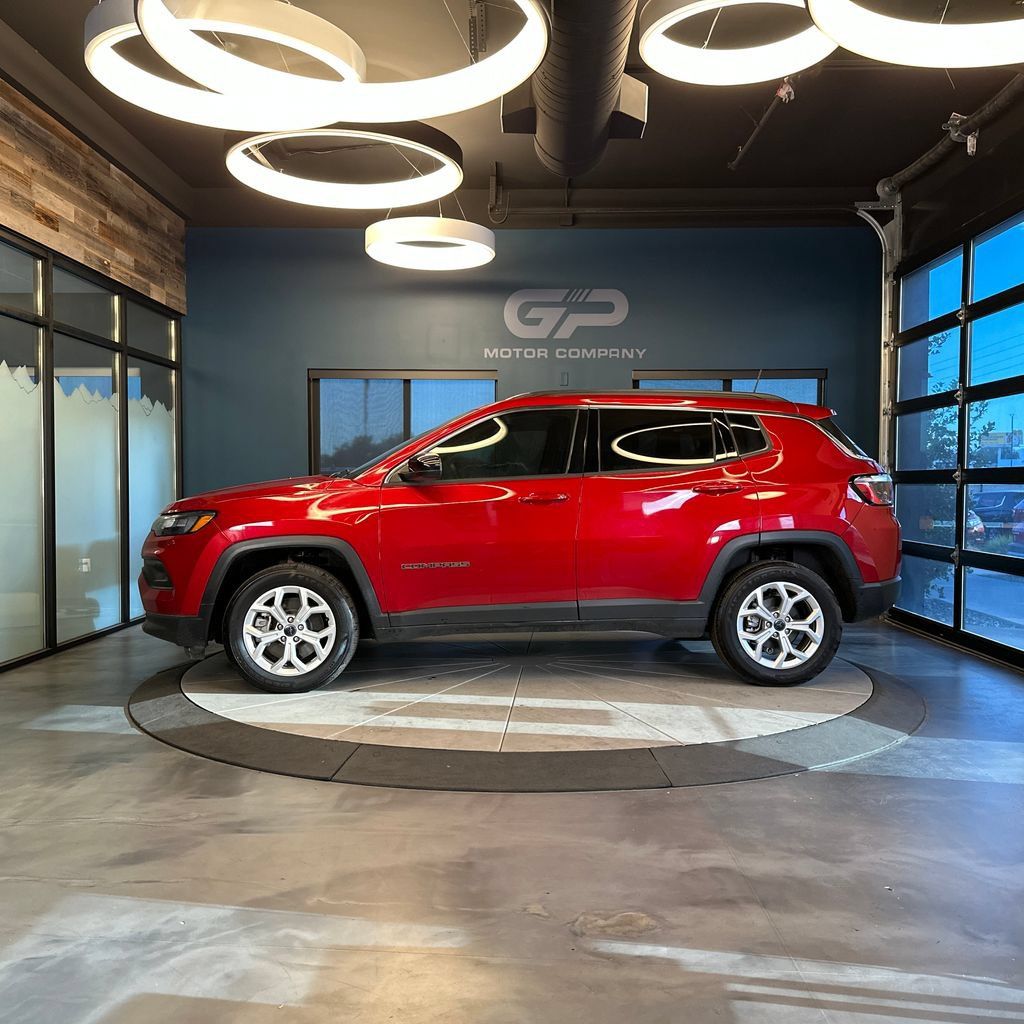 Used 2025 Jeep Compass Latitude AWD/4WD image 6