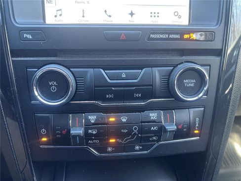 Used 2017 Ford Explorer XLT w/ Equipment Group 202A AWD/4WD image 13