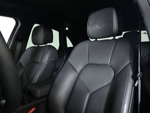 Certified 2026 Porsche Macan AWD/4WD image 5