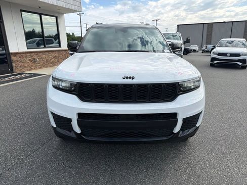 Used 2023 Jeep Grand Cherokee L Laredo RWD image 12