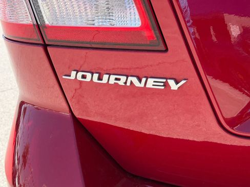 Used 2019 Dodge Journey SE w/ Connectivity Group FWD image 8