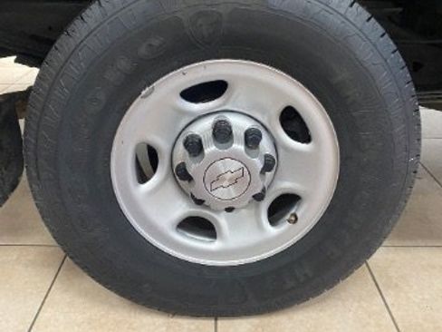 Used 2018 Chevrolet Express 2500 w/ Driver Convenience Package RWD image 27