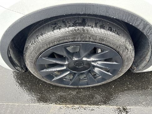 Used 2022 Tesla Model Y Long Range image 35