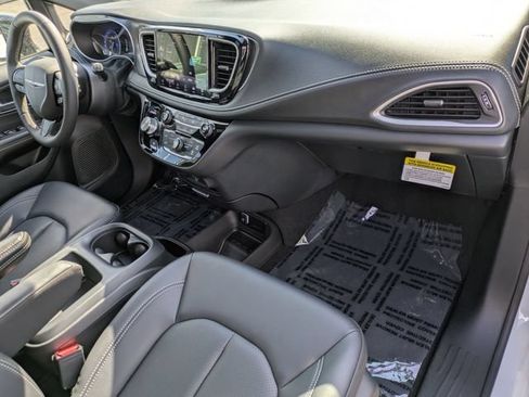 New 2026 Chrysler Pacifica Select w/ S Appearance Package FWD image 29