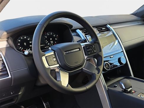 New 2026 Land Rover Discovery Limited Edition image 16