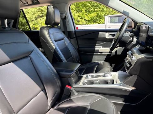 Used 2022 Ford Explorer XLT w/ Equipment Group 202A AWD/4WD image 19