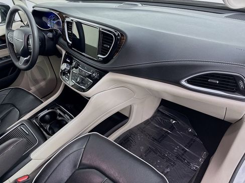 Used 2023 Chrysler Pacifica Limited image 31