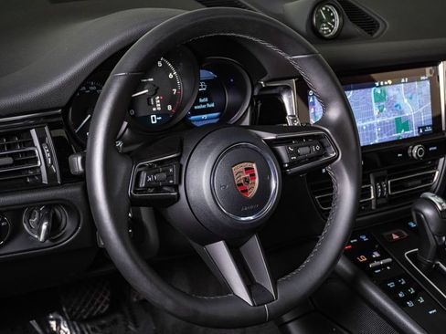 Certified 2026 Porsche Macan AWD/4WD image 18