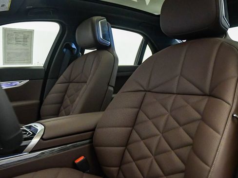 Used 2025 BMW 740i w/ Premium Package RWD image 20