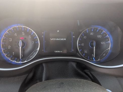 Used 2021 Chrysler Voyager L FWD image 12