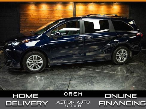 Used 2025 Toyota Sienna XLE w/ XLE Plus Package image 1