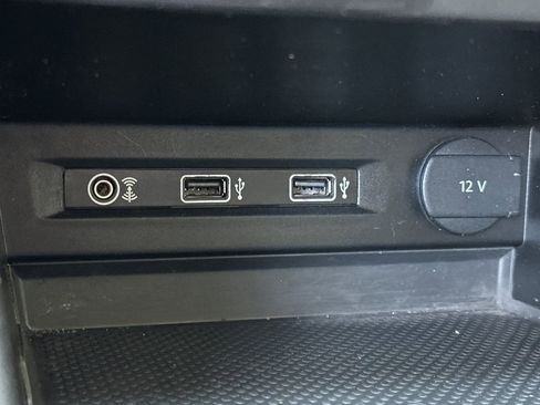 Used 2018 Volkswagen Tiguan SE image 36