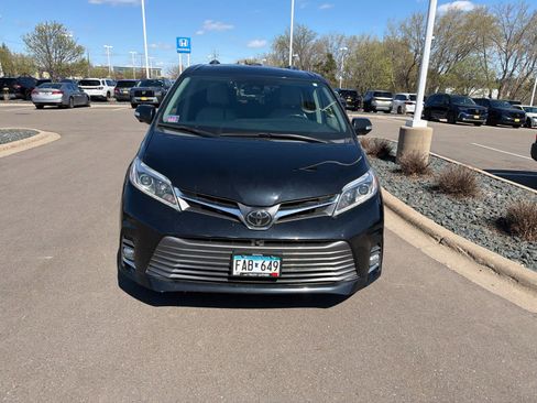Used 2020 Toyota Sienna Limited Premium image 2