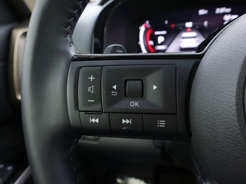 Used 2024 Nissan Pathfinder Platinum image 19