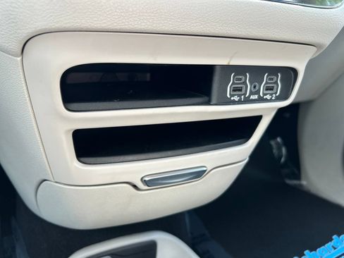 Used 2023 Chrysler Pacifica Touring-L FWD image 31