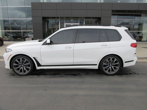 Used 2021 BMW X7 M50i image 3