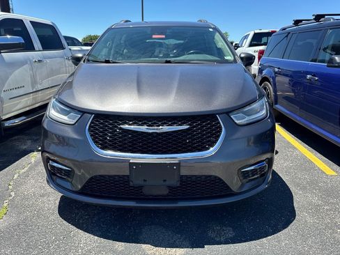Used 2021 Chrysler Pacifica Touring-L FWD image 4