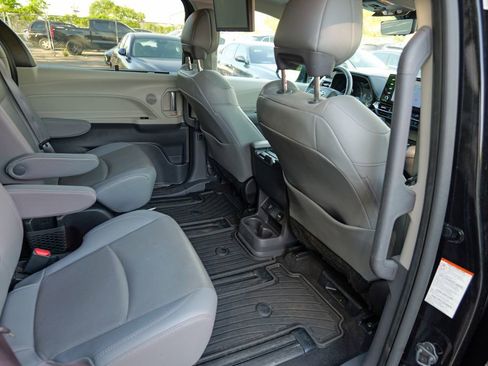 Used 2023 Toyota Sienna Limited AWD/4WD image 28