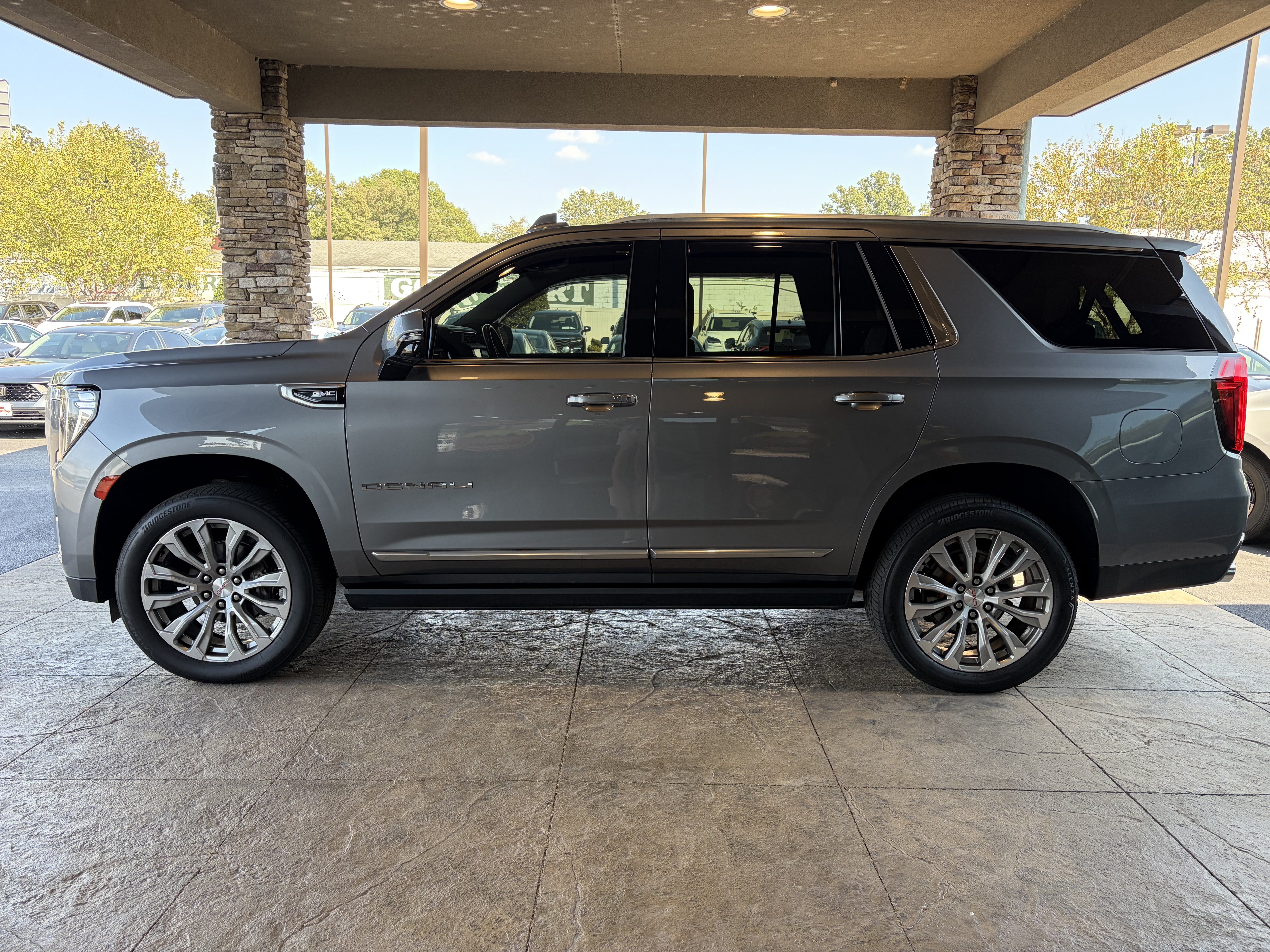 Used 2021 GMC Yukon Denali w/ Denali Premium Package AWD/4WD image 8