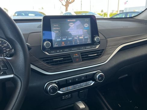 Used 2025 Nissan Altima 2.5 SV FWD image 17