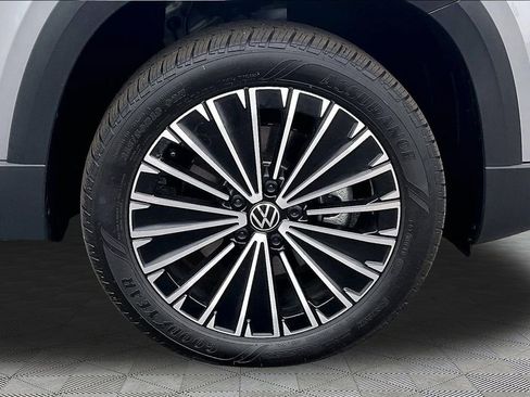 Used 2025 Volkswagen Taos SE image 34