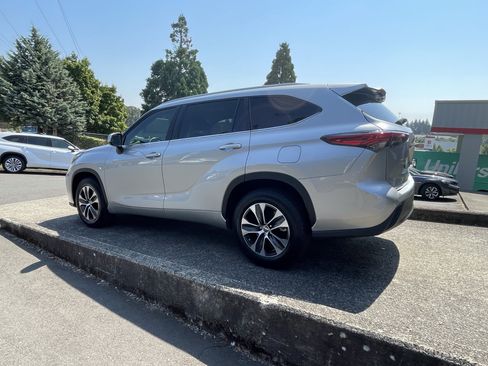 Used 2023 Toyota Highlander XLE FWD image 5