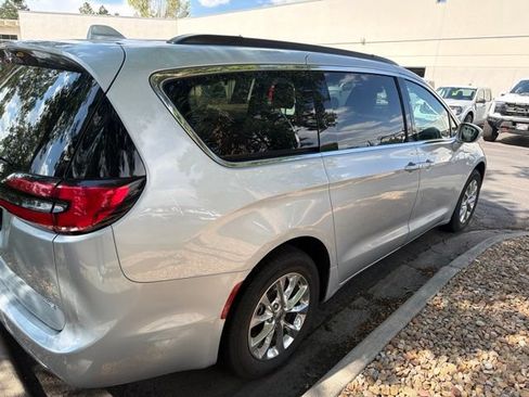 Used 2022 Chrysler Pacifica Touring-L AWD/4WD image 8
