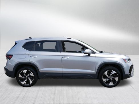 Certified 2025 Volkswagen Taos SE w/ Panoramic Sunroof Package AWD/4WD image 8