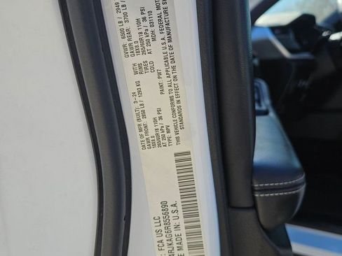 Used 2024 Jeep Grand Cherokee L Laredo image 30