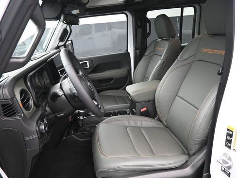 Used 2025 Jeep Gladiator Mojave w/ Convenience Group image 10