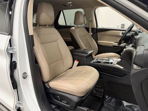Certified 2020 Ford Explorer XLT w/ Equipment Group 202A AWD/4WD image 39