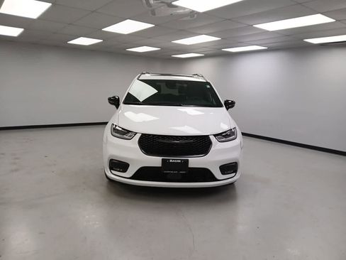 New 2026 Chrysler Pacifica Limited w/ Uconnect Theater Family Group image 3