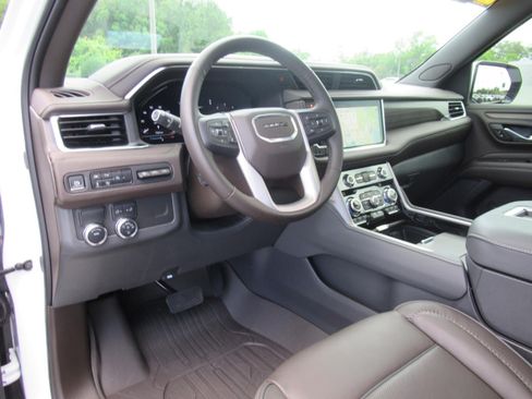Used 2024 GMC Yukon XL Denali RWD image 17