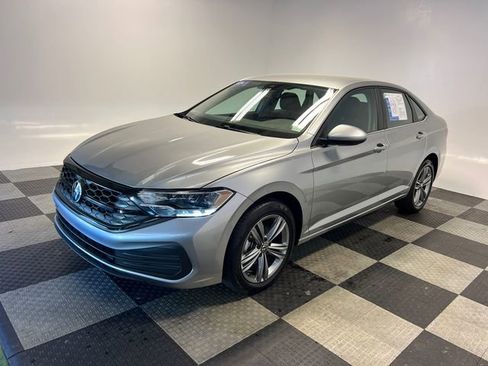 Certified 2024 Volkswagen Jetta SE FWD image 3