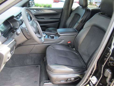 Used 2025 Jeep Grand Cherokee L Laredo RWD image 17