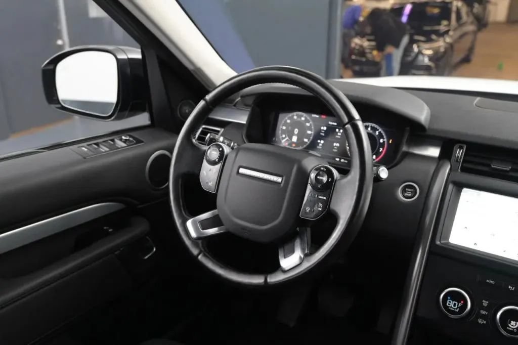 Used 2020 Land Rover Discovery Landmark AWD/4WD image 32