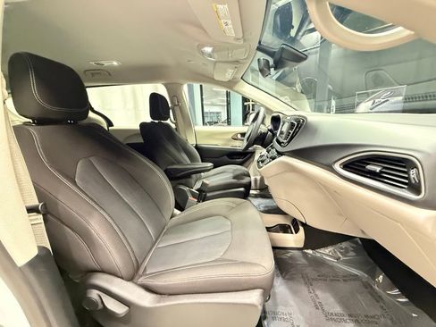 Used 2024 Chrysler Voyager LX image 25