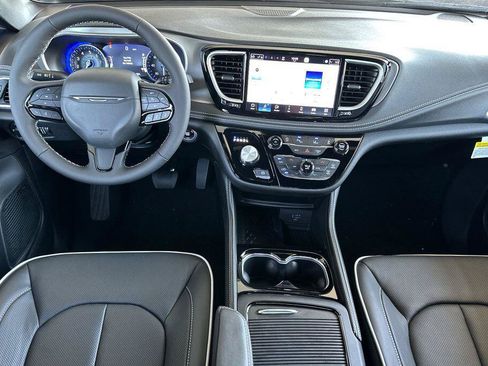 New 2027 Chrysler Pacifica Limited FWD image 13