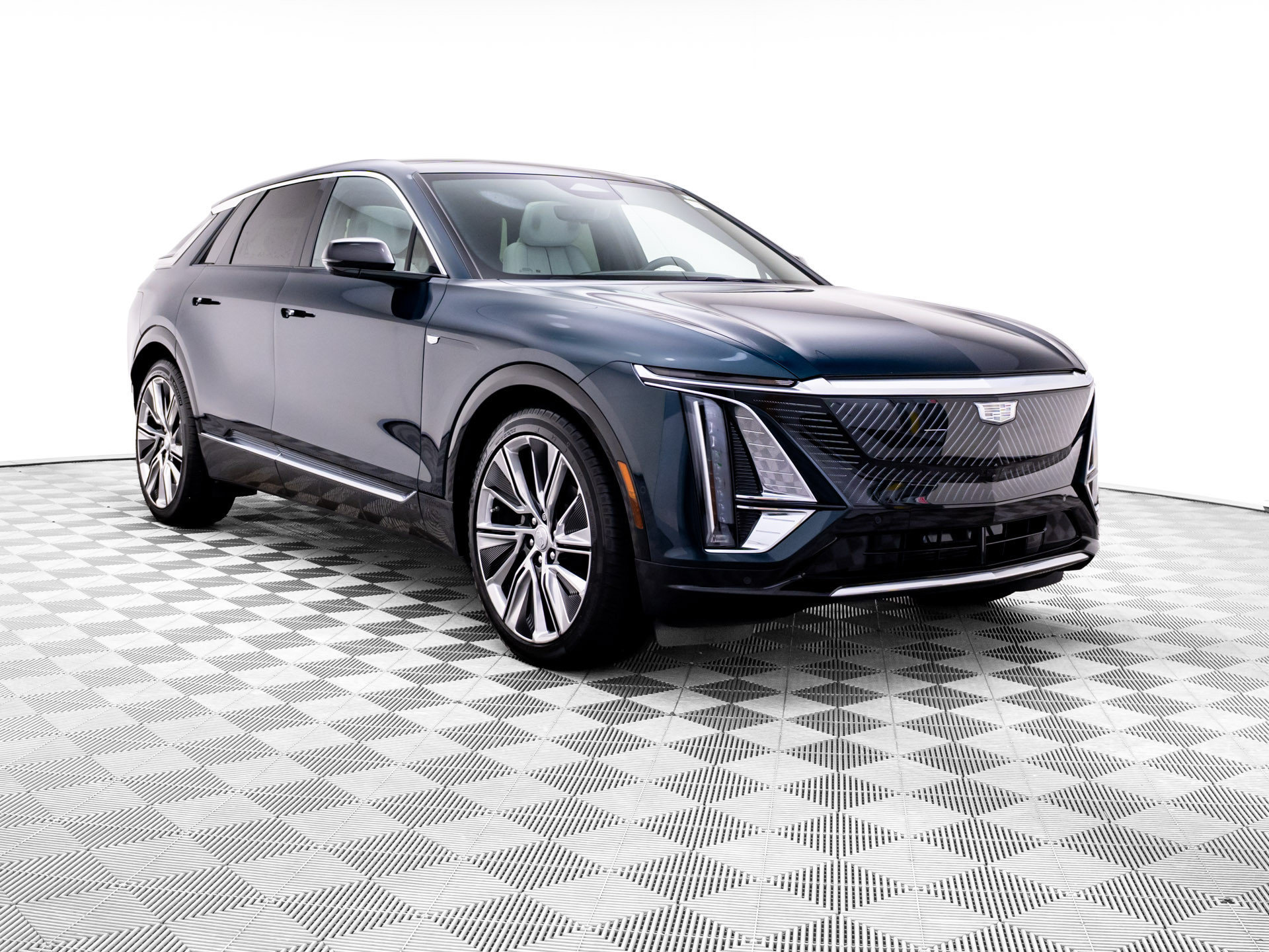 Used 2025 Cadillac Lyriq Luxury AWD/4WD image 9