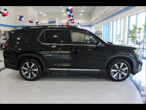 Certified 2023 Honda Pilot Touring image 4