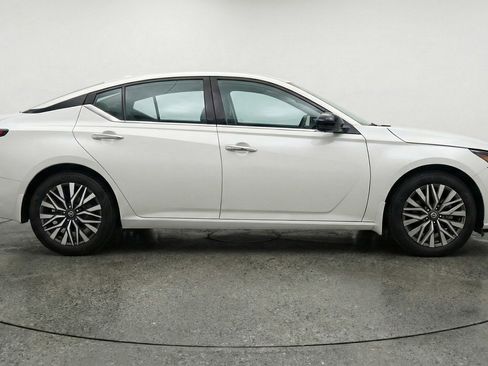 Used 2025 Nissan Altima 2.5 SV FWD image 8