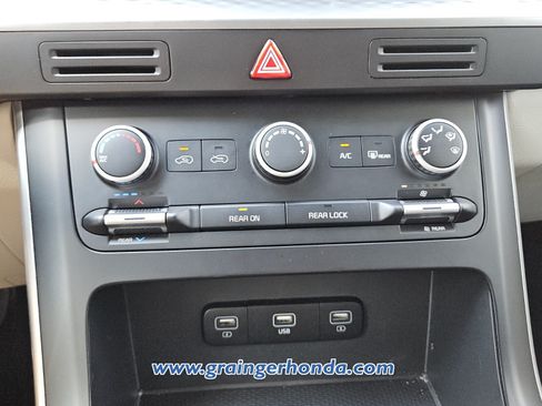 Used 2023 Kia Carnival LX FWD image 17