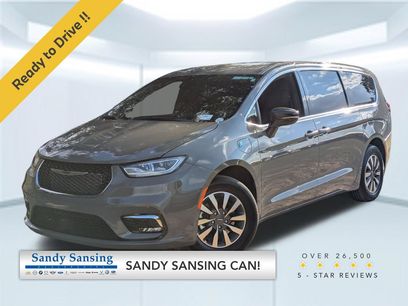 Used 2025 Chrysler Pacifica Select