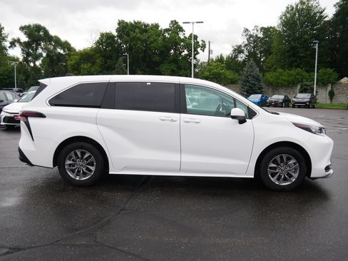 Certified 2025 Toyota Sienna LE FWD image 8