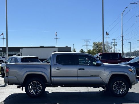 Used 2019 Toyota Tacoma Limited image 2