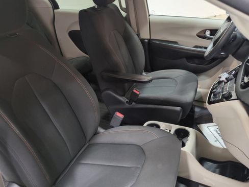 Used 2017 Chrysler Pacifica Touring FWD image 10